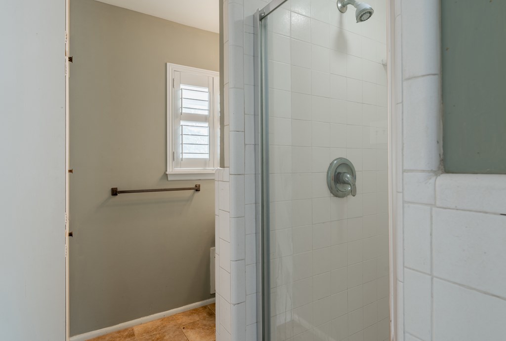 208 Front Street Comfort, TX 78013 - Photo 25 of 47 Upstairs right side Bathroom