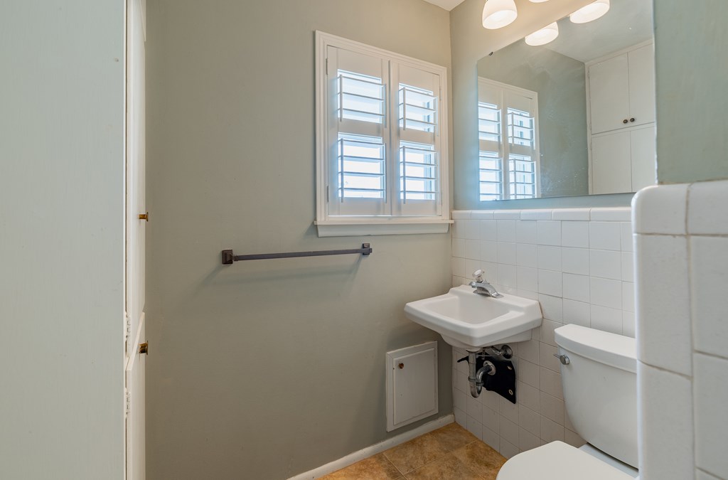 208 Front Street Comfort, TX 78013 - Photo 26 of 47 Upstairs right side Bathroom