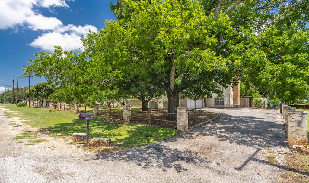 208 Front Street Comfort, TX 78013 - Photo 4 of 47 Driveway to right side