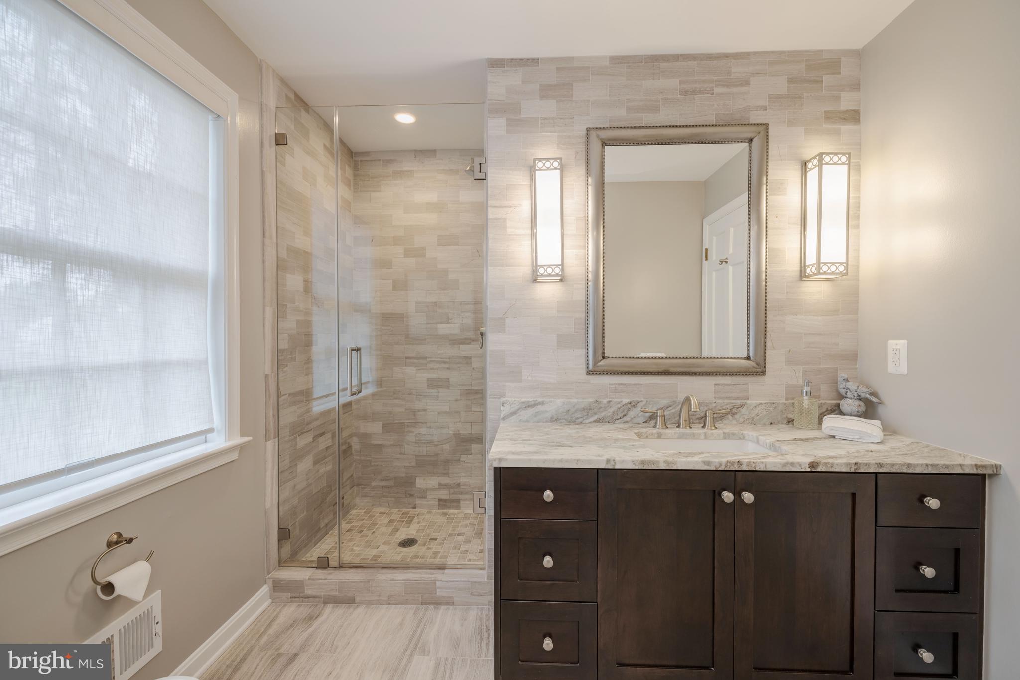 8212 Coach Street Potomac, MD 20854 - Photo 15 of 31 Main Level Full Bathroom