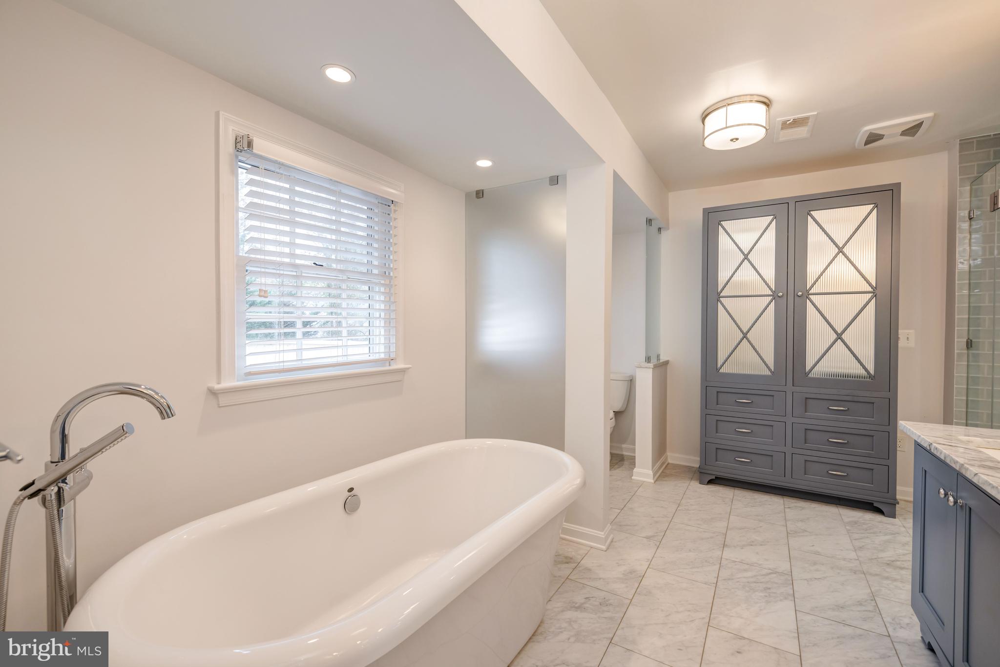 8212 Coach Street Potomac, MD 20854 - Photo 26 of 31 Shower & Tub