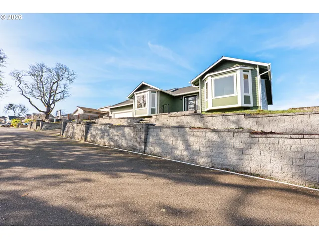 $699,000 | 383 Ridgecrest Drive, Roseburg, OR 97471