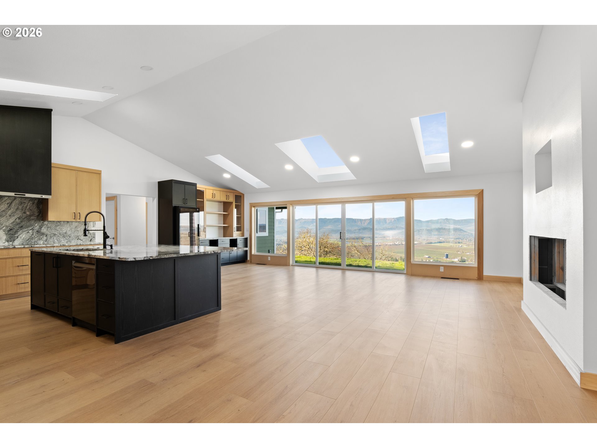 383 Ridgecrest Drive Roseburg, OR 97471 - Photo 17 of 44 En Suite Bathroom