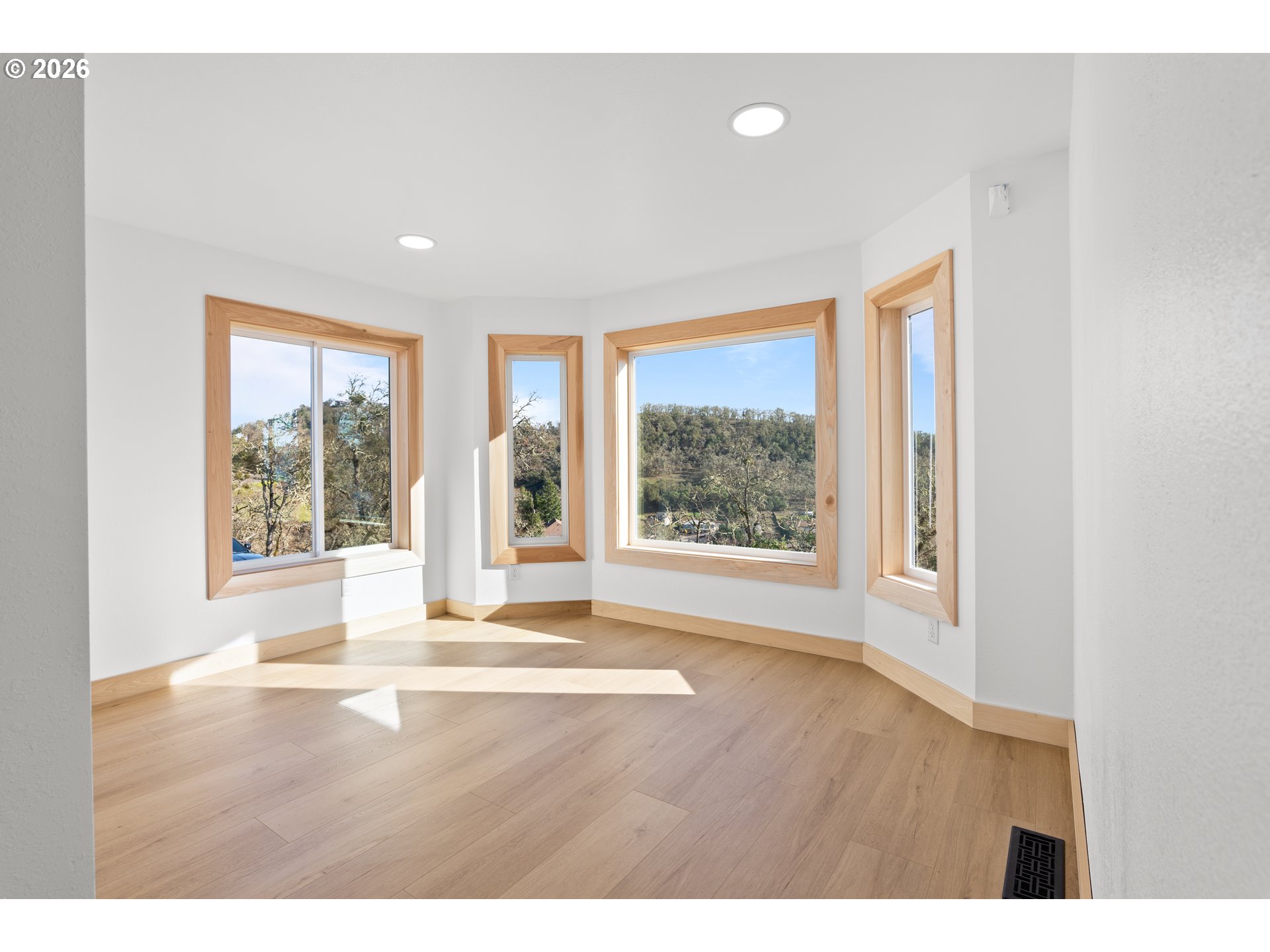 383 Ridgecrest Drive Roseburg, OR 97471 - Photo 19 of 44 En Suite Bathroom