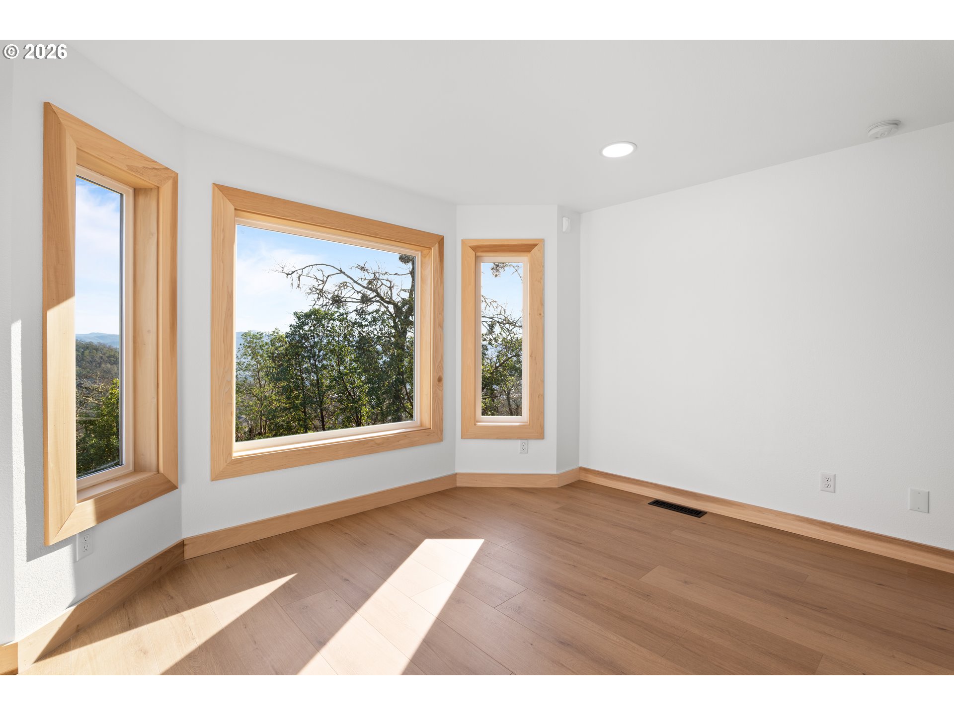 383 Ridgecrest Drive Roseburg, OR 97471 - Photo 20 of 44 En Suite Bathroom