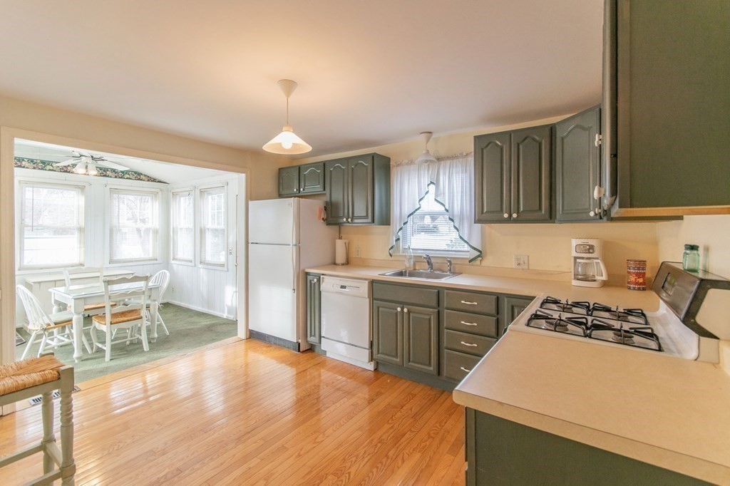 116 Wheeler Avenue Springfield, MA 01118 - Photo 5 of 36