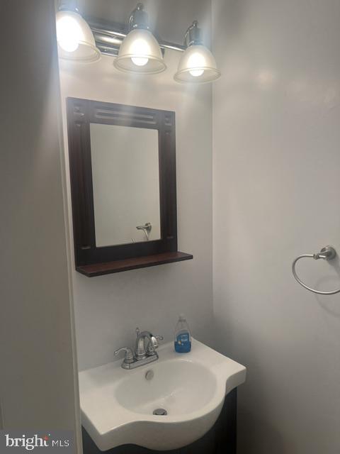 311 I Street Northeast Washington, DC 20002 - Photo 11 of 42 Main half bath