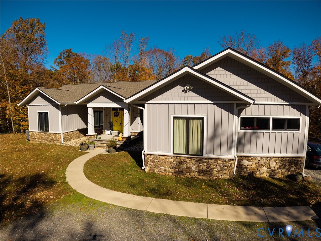 33051 Walnut Grove Farm Lane Hanover, VA 23069 - Photo 2 of 50 a front view of a house with garden