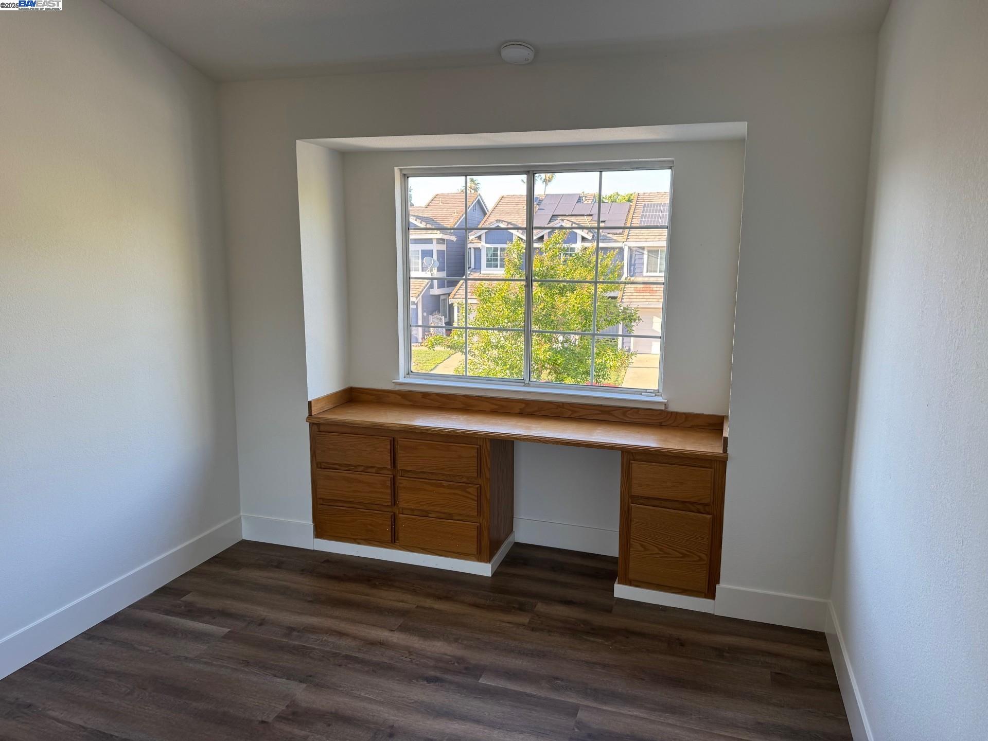 118 Pelican Loop Pittsburg, CA 94565 - Photo 10 of 21 a room with a window and wooden floor