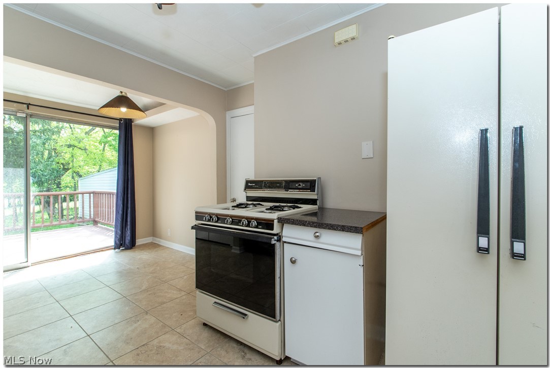 1399 Dill Road Cleveland, OH 44121 - Photo 12 of 35