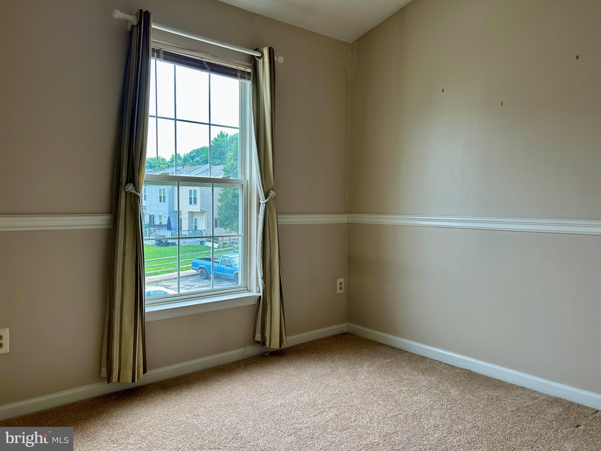 55 Alexis Drive Newark, DE 19702 - Photo 13 of 27 an empty room with a window