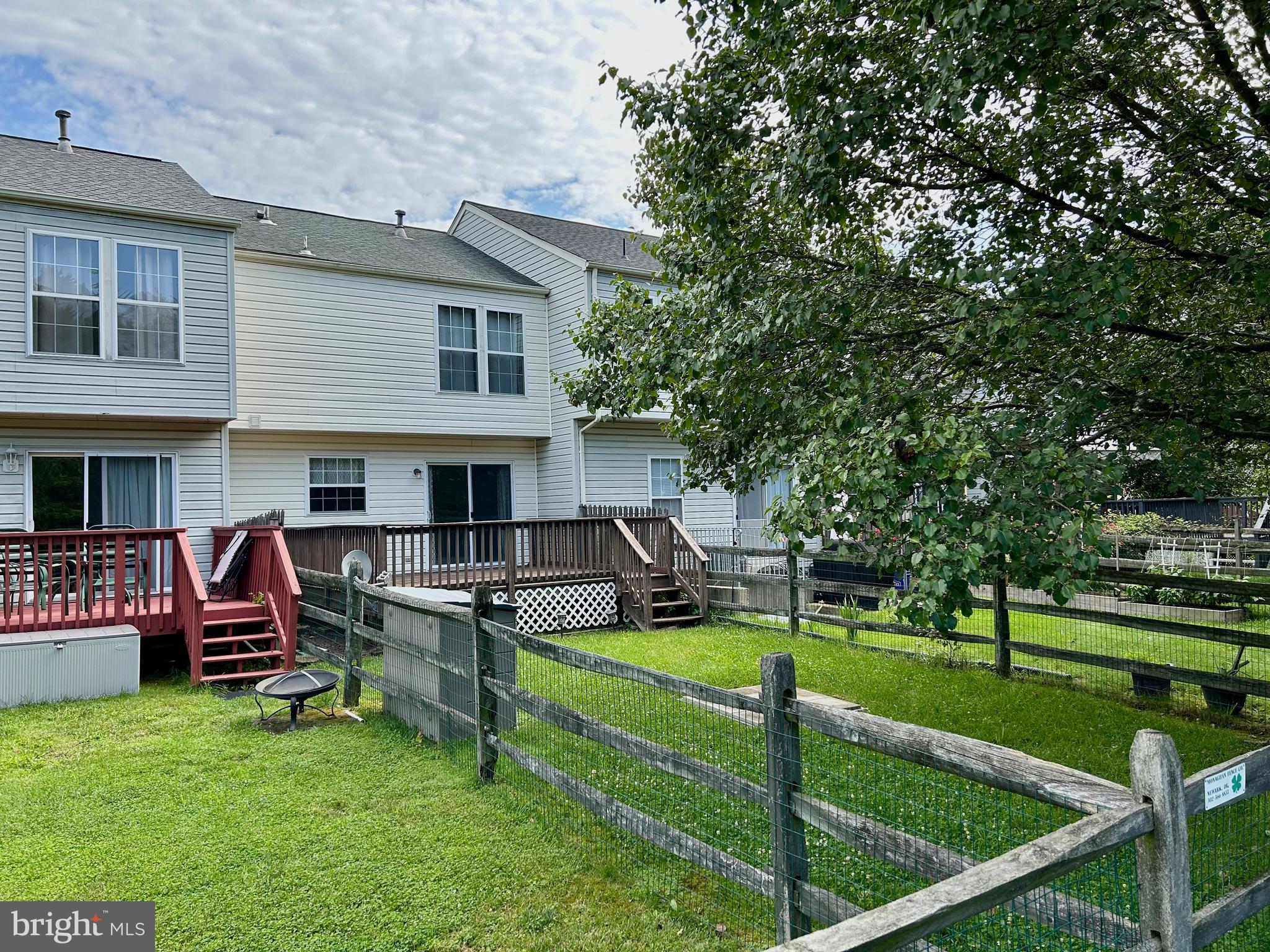 55 Alexis Drive Newark, DE 19702 - Photo 25 of 27 a front view of house with outdoor seating and yard