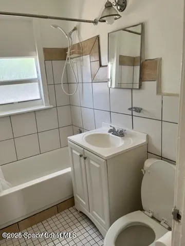 $1,400 | 241 North Orlando Avenue, Unit B, Cocoa Beach, FL 32931