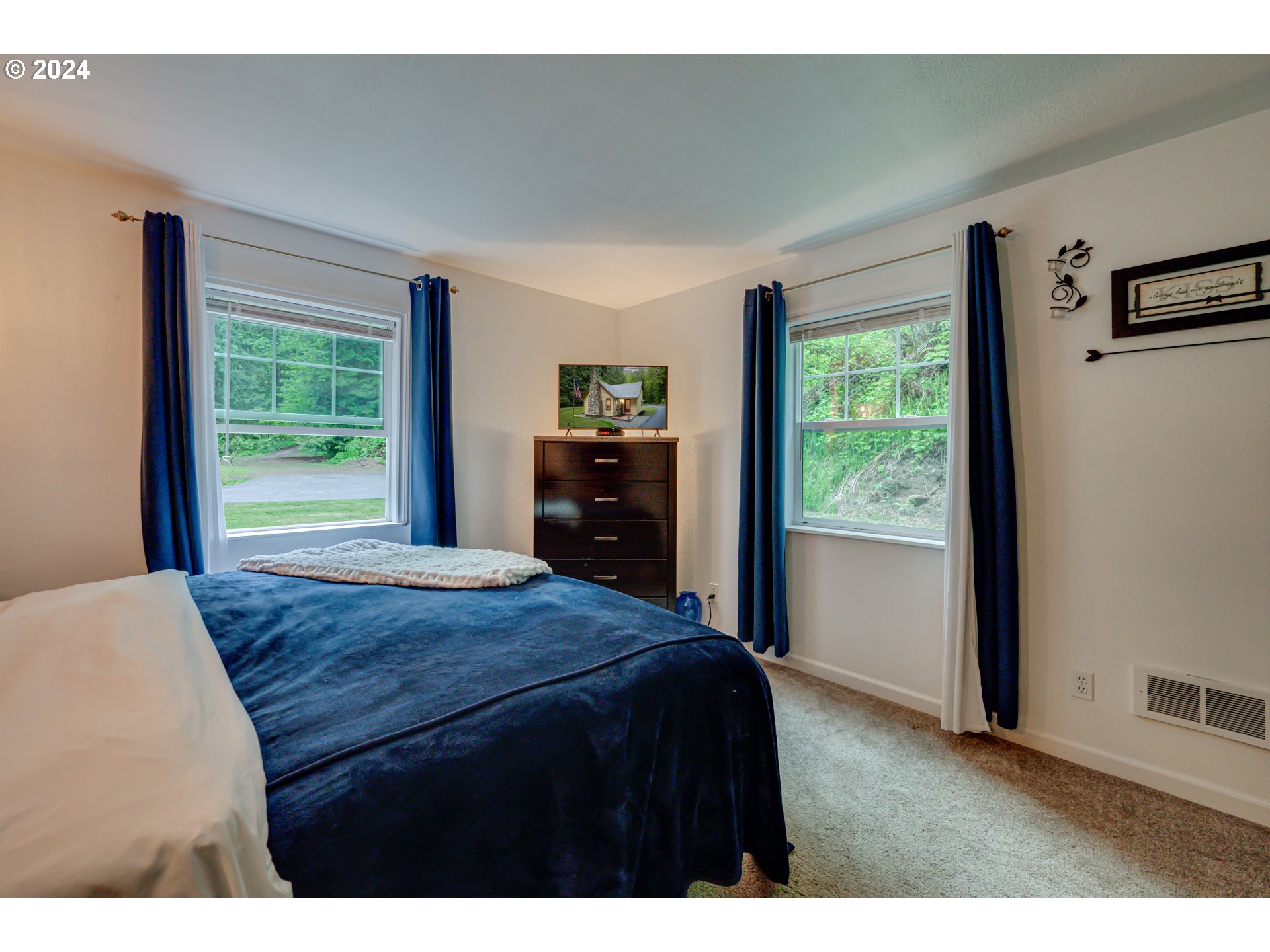 631 Clark Creek Road Longview, WA 98632 - Photo 14 of 40 a bedroom with a bed and a dresser