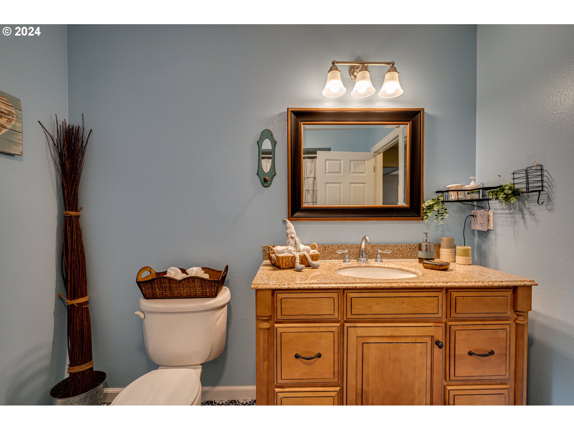 631 Clark Creek Road Longview, WA 98632 - Photo 15 of 40 a bathroom with a toilet sink and mirror
