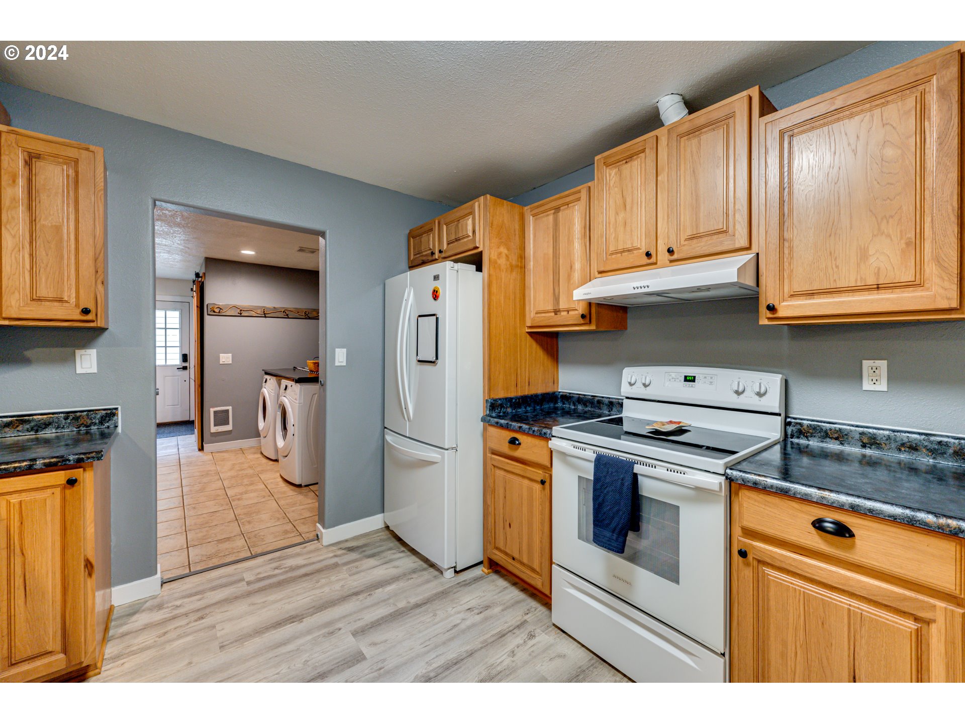 631 Clark Creek Road Longview, WA 98632 - Photo 17 of 40 a kitchen with stainless steel appliances granite countertop a refrigerator a stove and a sink