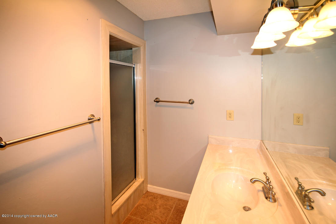7203 Elmhurst Road Amarillo, TX 79106 - Photo 18 of 30 a view of a bathroom with a tub