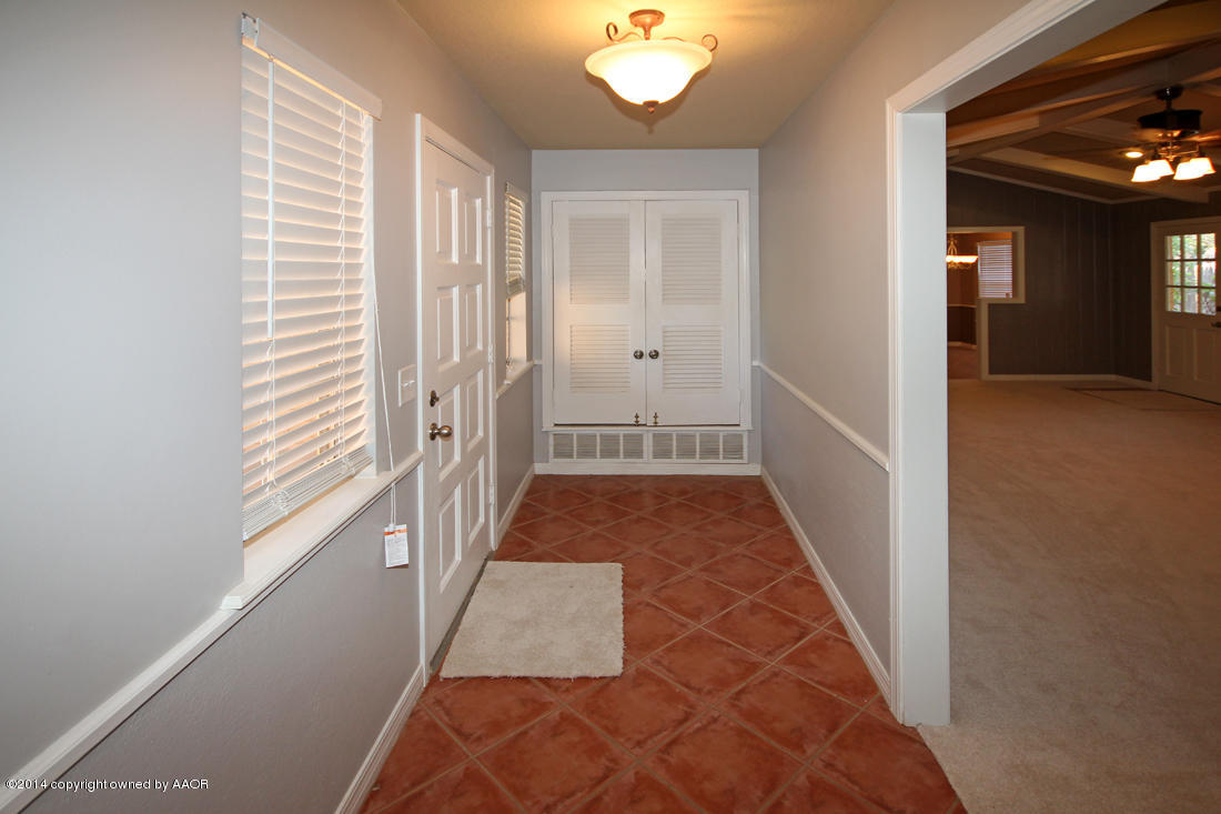 7203 Elmhurst Road Amarillo, TX 79106 - Photo 4 of 30 a view of a hallway with windows