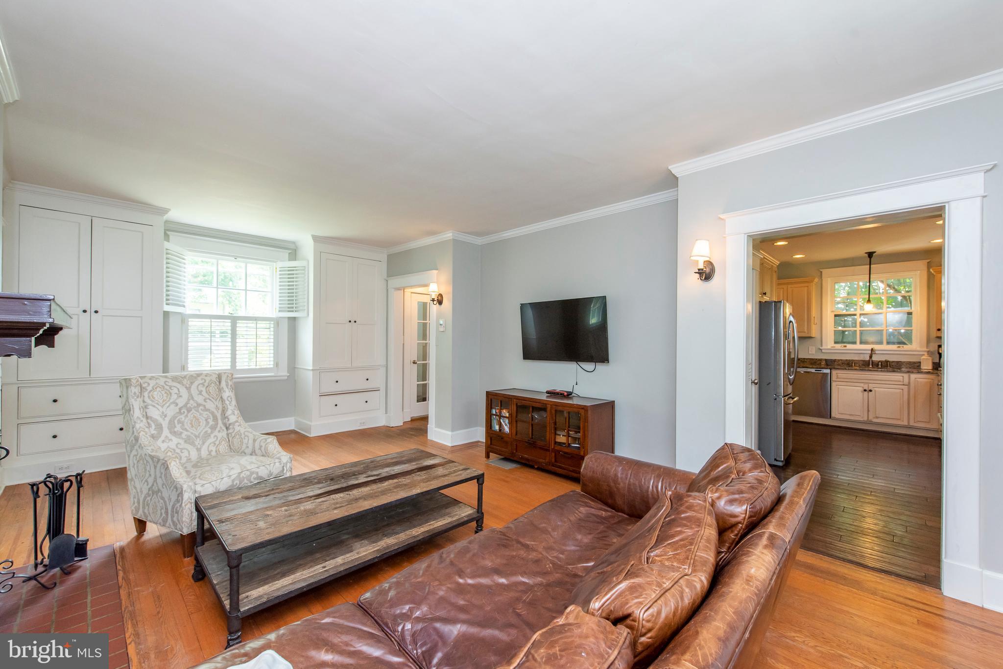 609 Stoneleigh Road Baltimore, MD 21212 - Photo 11 of 46 Living Room