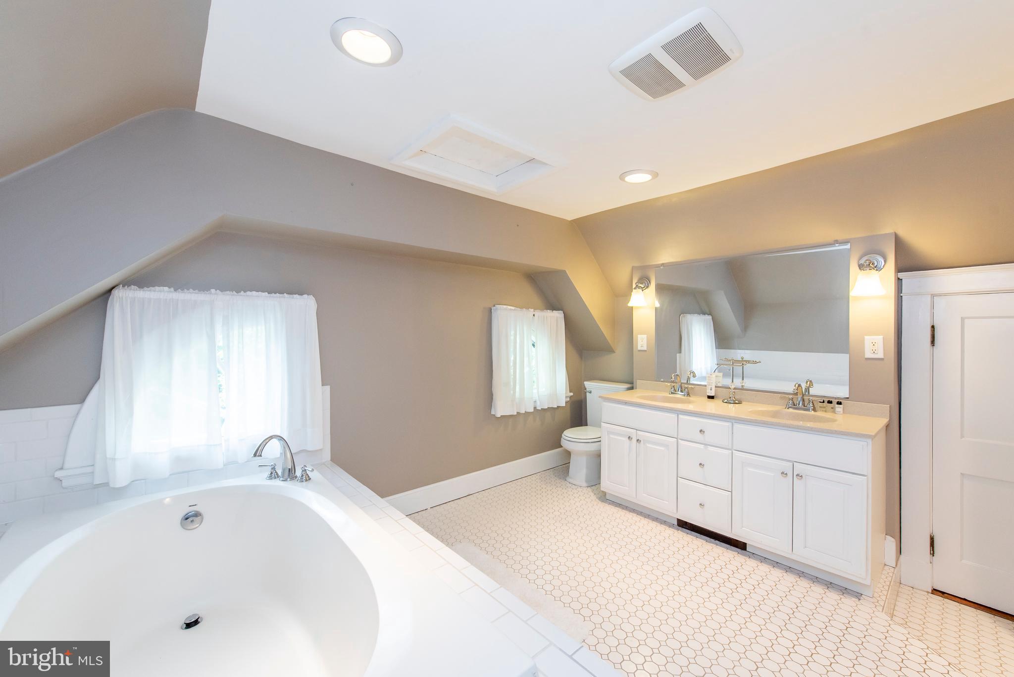 609 Stoneleigh Road Baltimore, MD 21212 - Photo 25 of 46 Owner's Bathroom