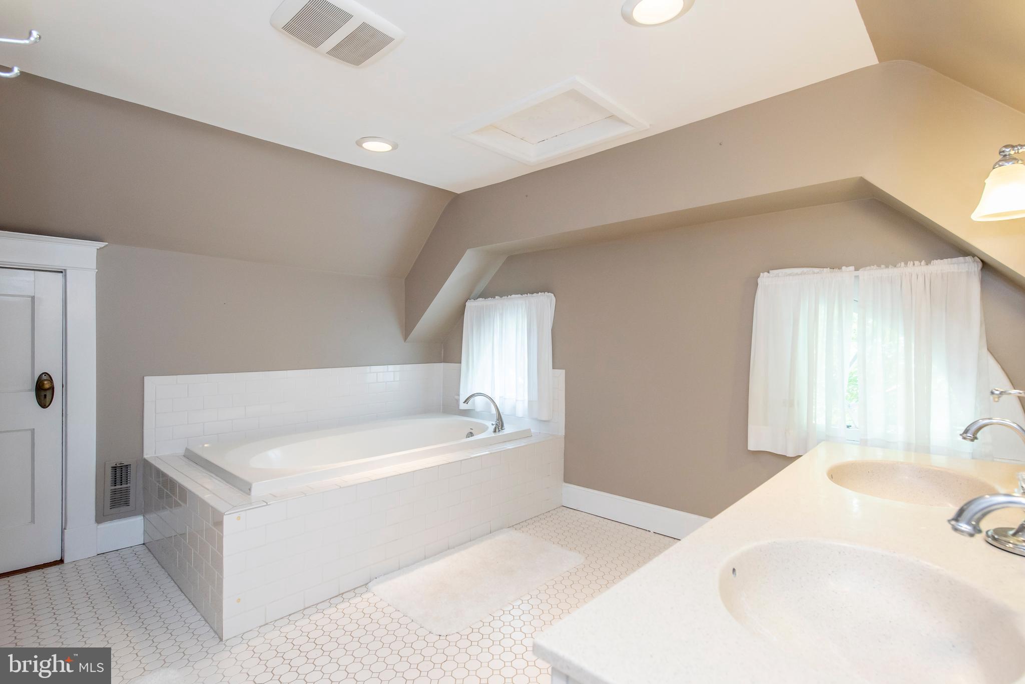 609 Stoneleigh Road Baltimore, MD 21212 - Photo 26 of 46 Owner's Bathroom