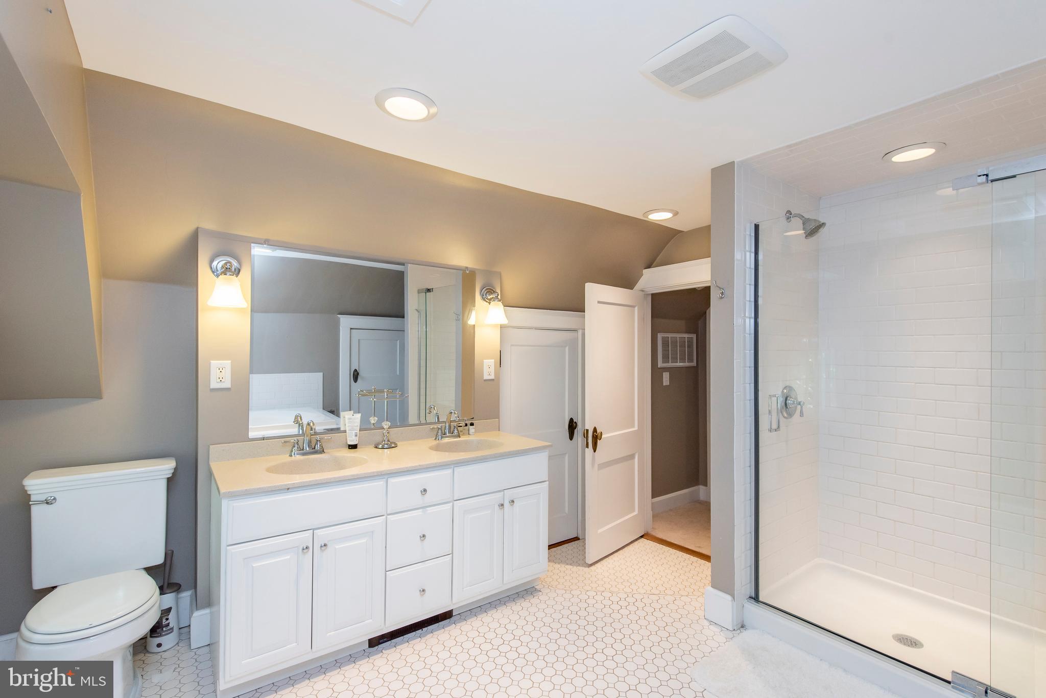609 Stoneleigh Road Baltimore, MD 21212 - Photo 28 of 46 Owner's Bathroom