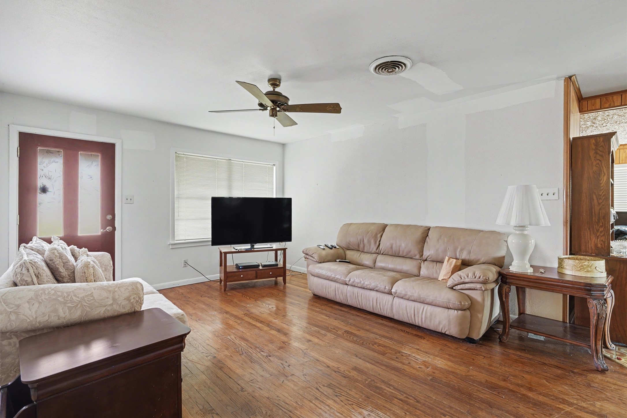 7833 Almeda Genoa Road Houston, TX 77075 - Photo 5 of 21 7833 Almeda Genoa interior.