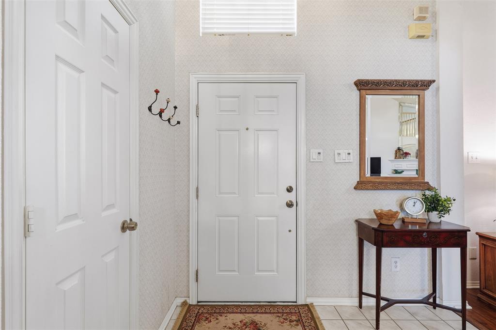 5004 Ridgefield Court Arlington, TX 76017 - Photo 4 of 38 Gallery Image 4