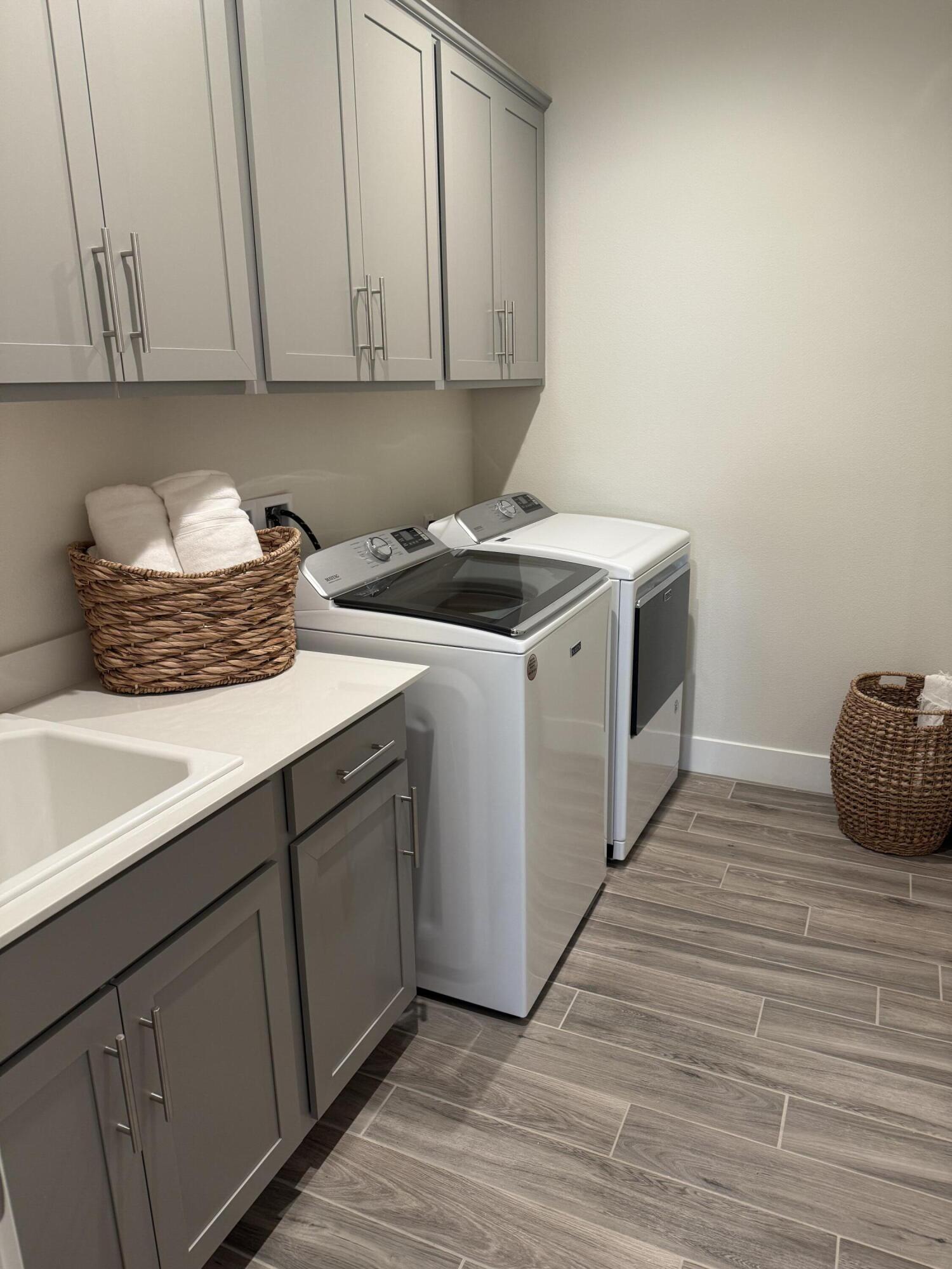 39912 Felicita Parkway Palm Desert, CA 92211 - Photo 15 of 32 a kitchen with a sink and cabinets