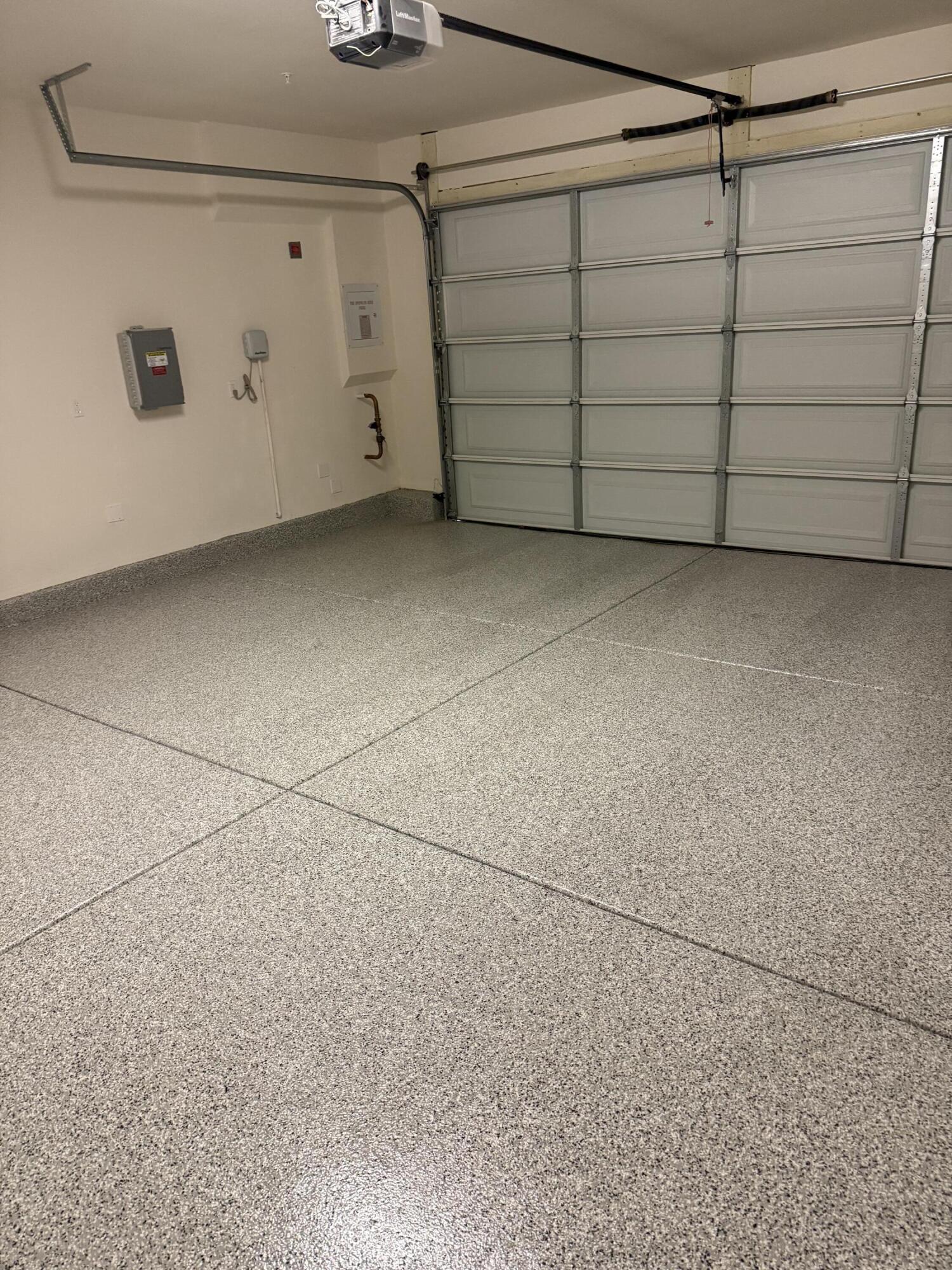 39912 Felicita Parkway Palm Desert, CA 92211 - Photo 24 of 32 a view of a garage