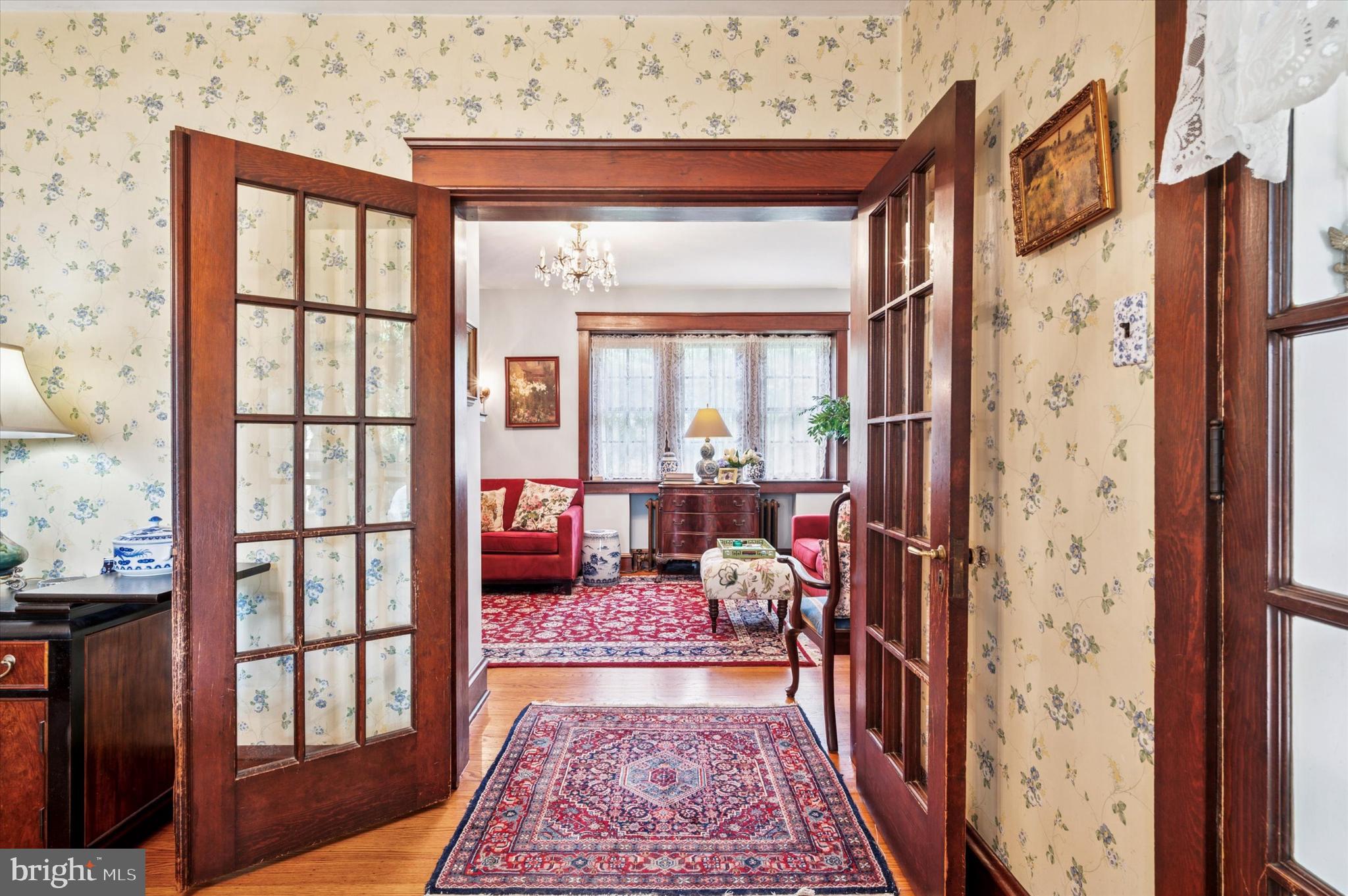 63 South Hillcrest Road Springfield, PA 19064 - Photo 10 of 32 a hallway with a large window