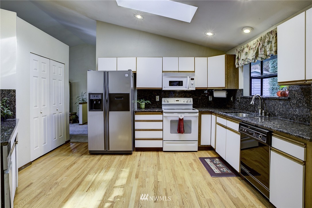 14043 Southeast 159th Place Renton, WA 98058 - Photo 5 of 15 Gallery Image 5