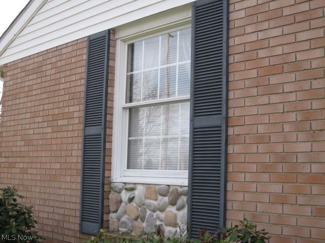 2510 Killian Road Uniontown, OH 44685 - Photo 6 of 27 SIDE VIEW - - - - NOTICE THE WINDOW TREATMENT - - - - - - - - VERY UPDATED - - - -