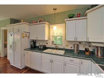 1267 Bluebird Road Sorento, IL 62086 - Photo 4 of 24 Gallery Image 4