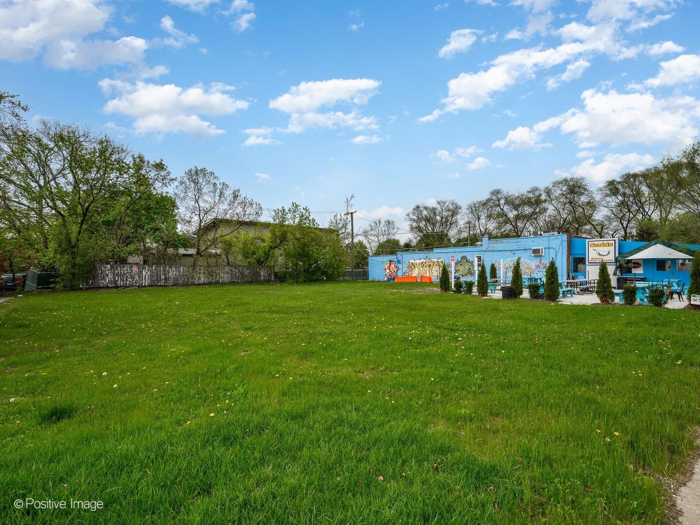 2632 Gross Point Road Evanston, IL 60201 - Photo 6 of 17 a view of a garden with a apartment