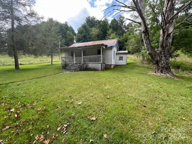 a view of a house with a backyard