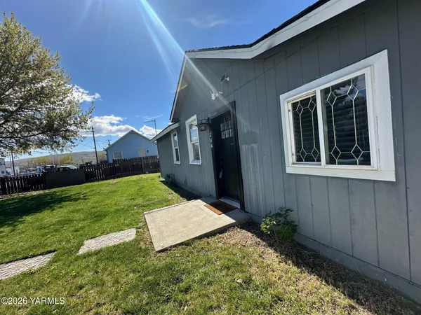 $289,000 | 204 North Spokane Street, Moxee, WA 98936