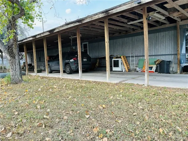 a view of a house with backyard