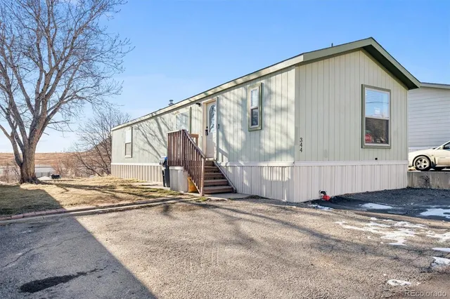 a view of a house with backyard and trees