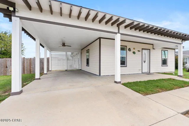 a view of a kitchen and dining room