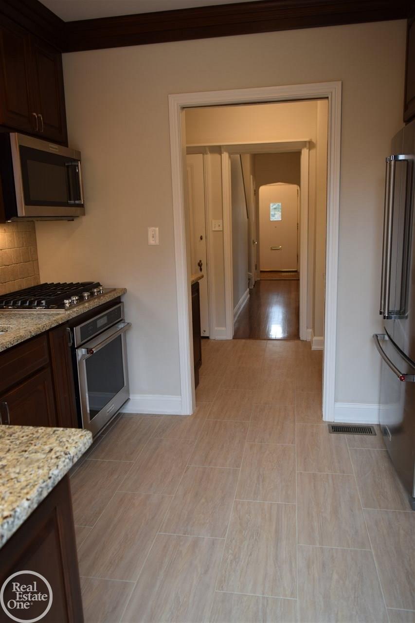 552 Cadieux Road Grosse Pointe, MI 48230 - Photo 17 of 51 31340987-16.JPG