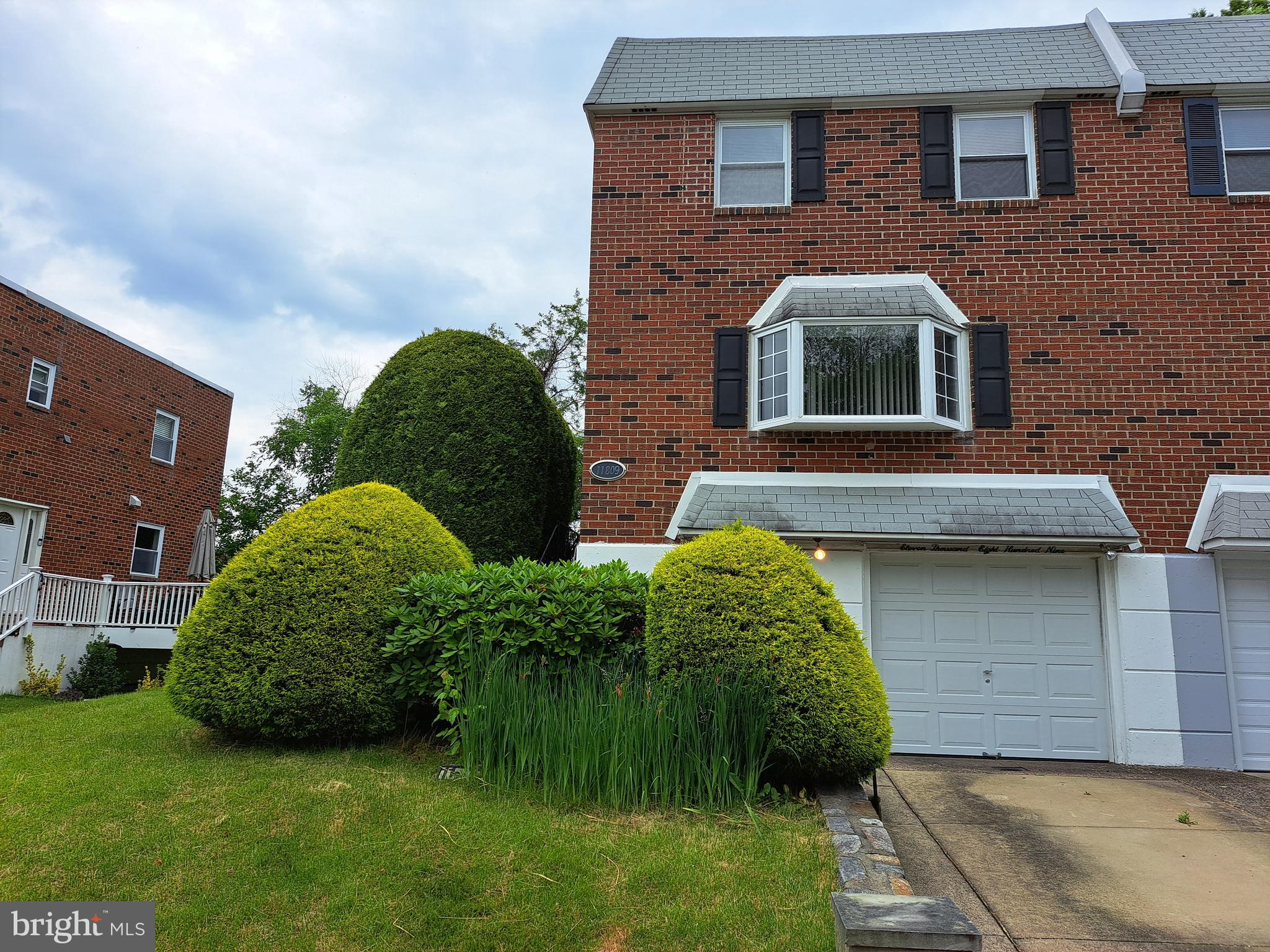 11809 Dumont Road Philadelphia, PA 19116 - Photo 2 of 25 Gallery Image 2