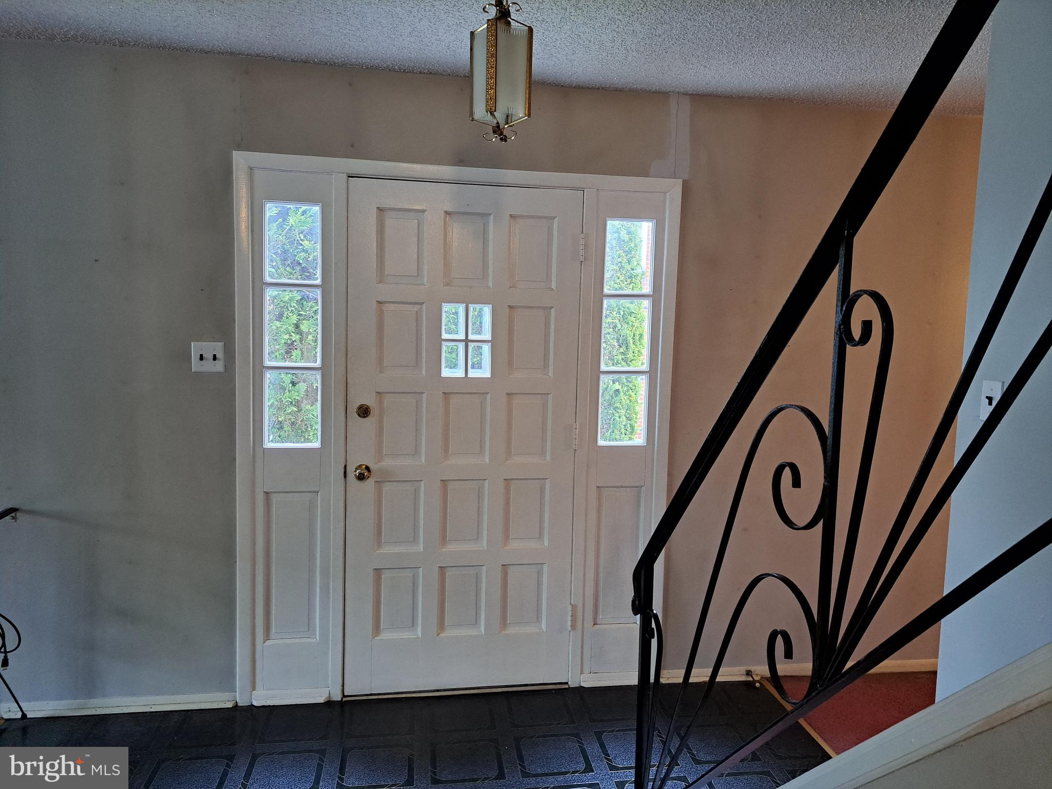 11809 Dumont Road Philadelphia, PA 19116 - Photo 4 of 25 Foyer entrance