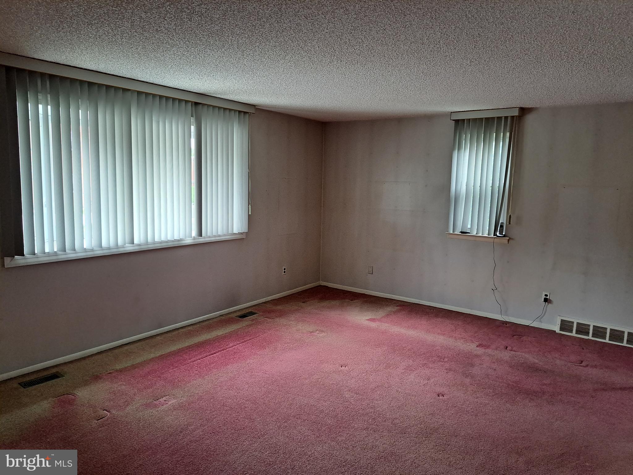 11809 Dumont Road Philadelphia, PA 19116 - Photo 5 of 25 Living Room