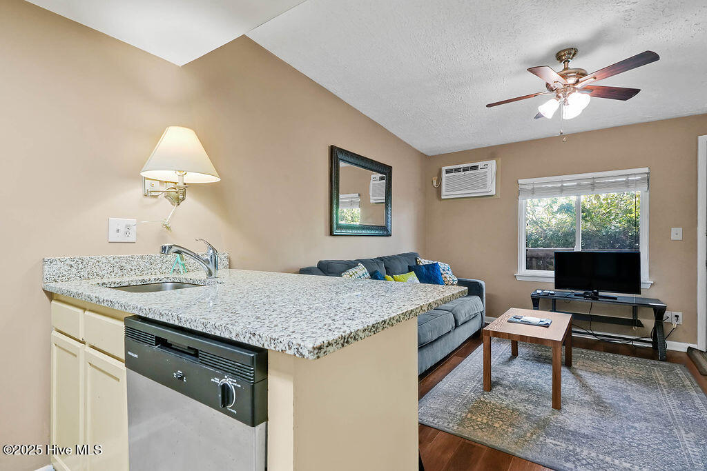 118 Dock Street, Unit 9 Wilmington, NC 28401 - Photo 26 of 39 118DockStreetUnit9-25