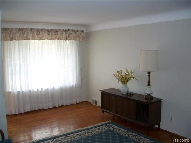 8610 Potomac Street Center Line, MI 48015 - Photo 6 of 22 Living Rm Pic 1.JPG