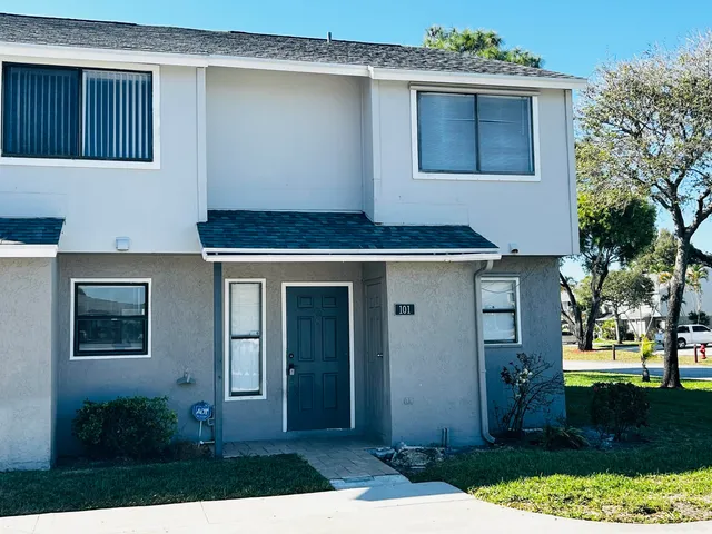 $2,050 | 101 Shoreview Drive, Greenacres, FL 33463
