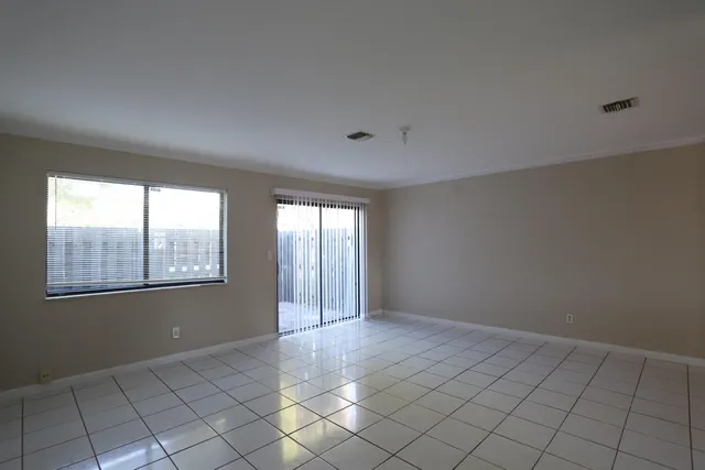 $2,050 | 101 Shoreview Drive, Greenacres, FL 33463