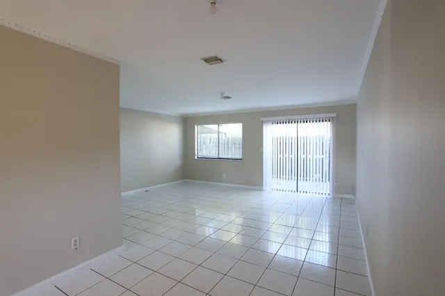 $2,050 | 101 Shoreview Drive, Greenacres, FL 33463