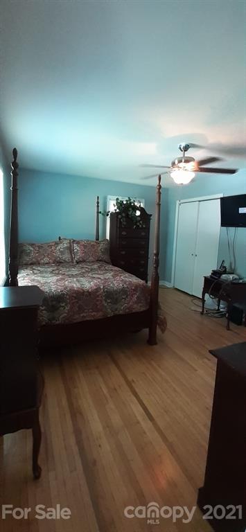 5111 Lodestone Road Charlotte, NC 28215 - Photo 10 of 19 a bedroom with a bed and a mirror